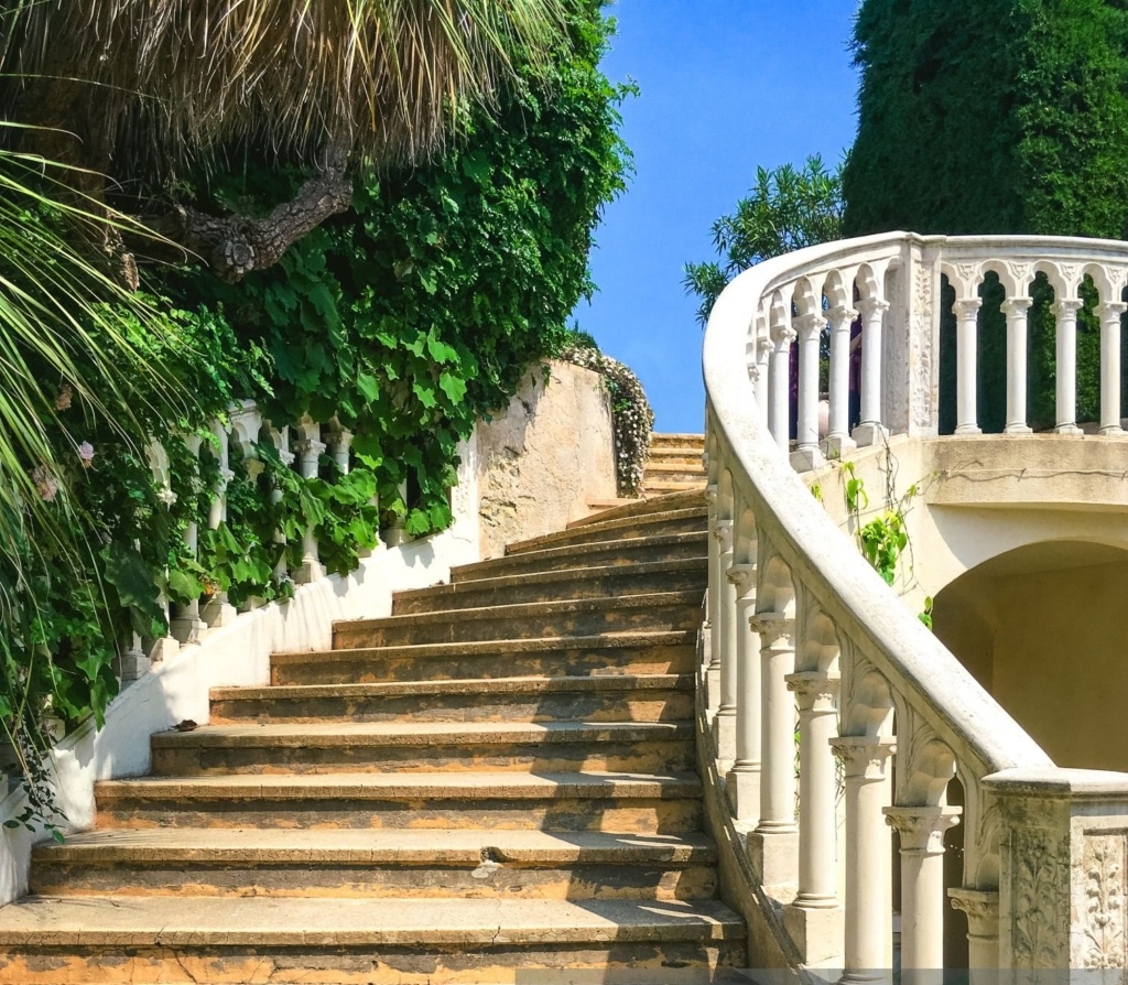 How to design stone balustrade systems for your project, look at this sweeping older staircase